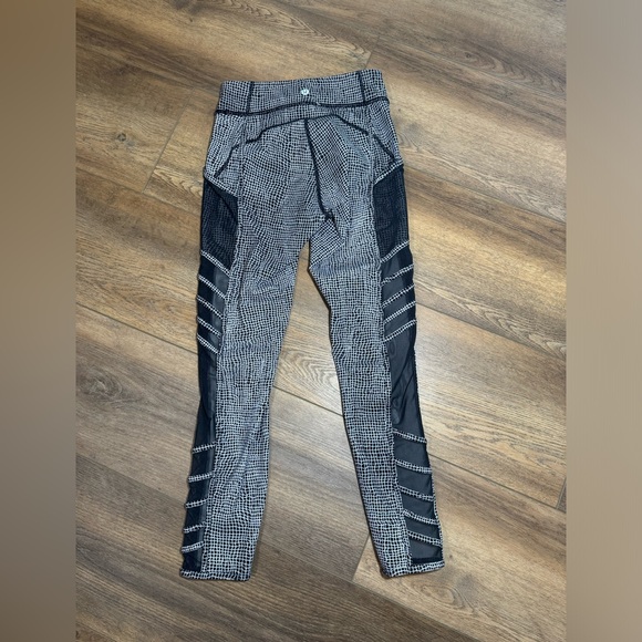 Lululemon Wild And Free Tight - size 6, 27" - Picture 10 of 11